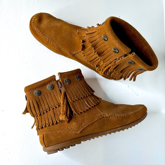 Minnetonka Shoes - Minnetonka vintage suede ankle boots with fringe, bohemian style - Size 8.5